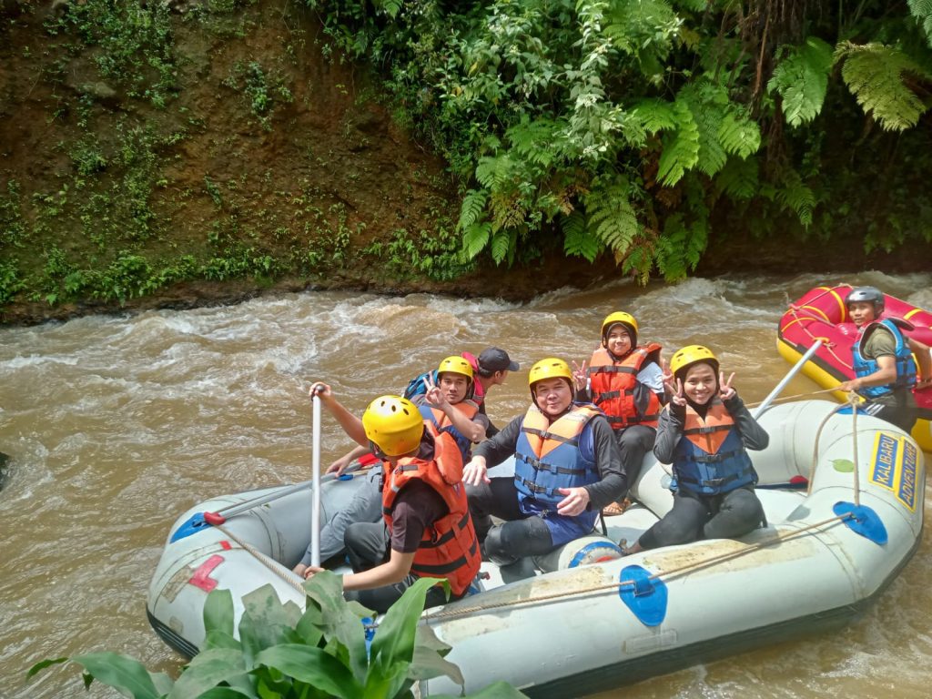 rafting di sungai kalibaru sentul